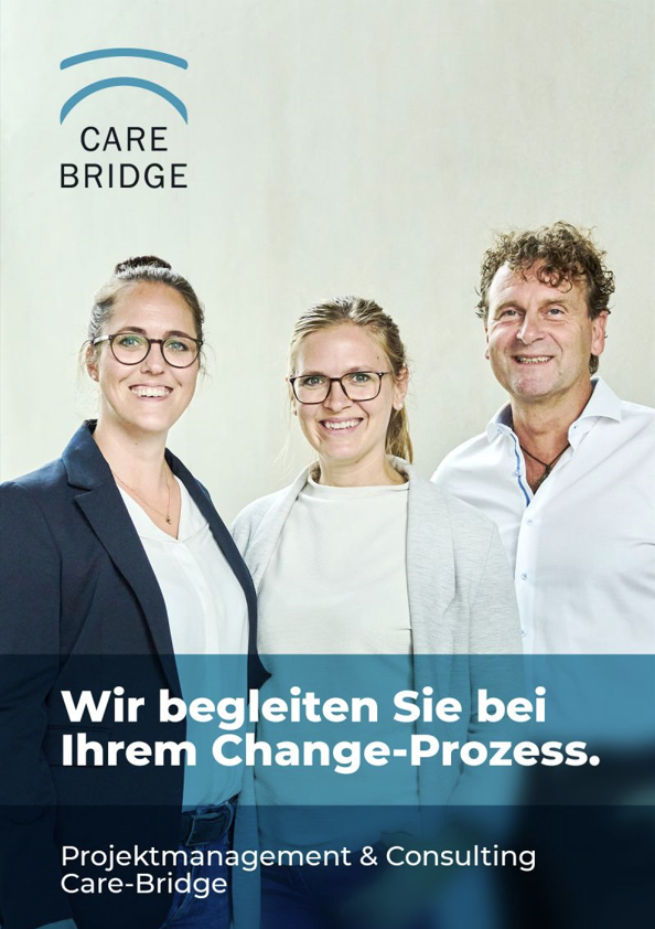 Das Projektmanagement und Consulting Team der Care-Bridge lacht in die Kamera. Ein Banner bildet den Satz "Wir begleiten Sie bei Ihrem Change-Prozess." ab.